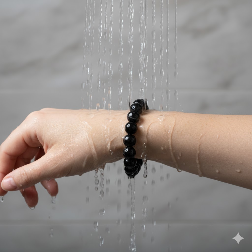 つけっぱなしでシャワーを浴びるオニキスのブレスレット。水濡れによる変色や劣化の懸念。