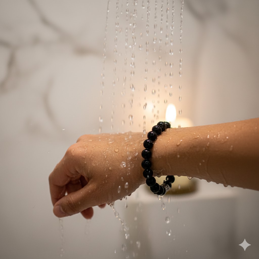 オニキスをつけっぱなしでお風呂に入るとどうなる?水濡れや石鹸カスによる変色、劣化の懸念を示すイメージ。
