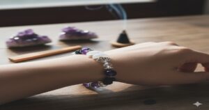 霊感アップのために複数のパワーストーンブレスレットを身に着け、神秘的な輝きを放つ女性の手元。