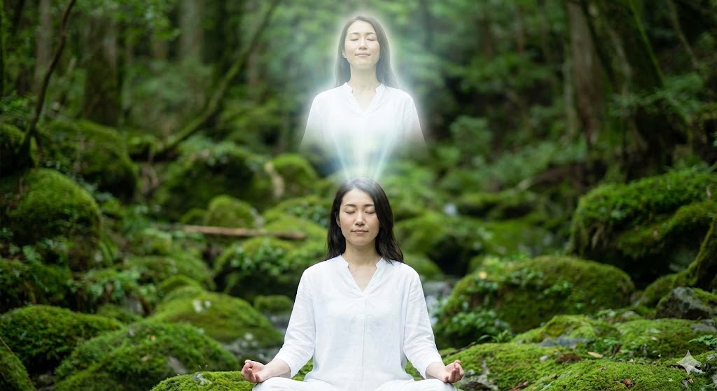 瞑想する日本女性の頭上に、高次元の自己であるハイヤーセルフが光となって現れるイメージ画像。内なる神性が最強の守護霊として導きを与える様子。
